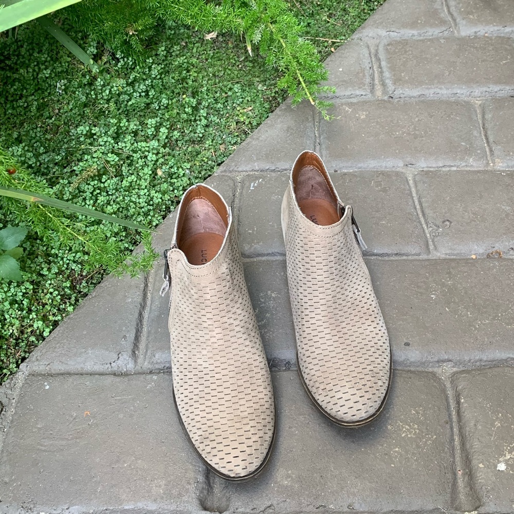🌺Lucky Brand Beige Perforated Ankle Boots - Picture 2 of 6